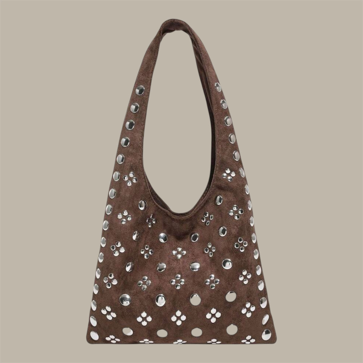 Bolso boho marrón con tachuelas metálicas – 28 × 22 × 2 cm