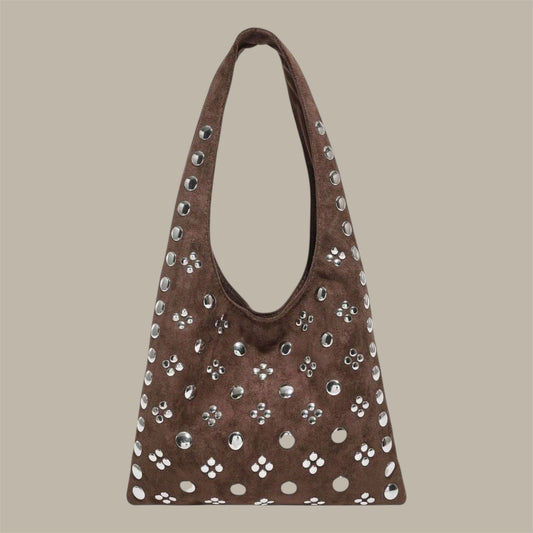 Bolso boho marrón con tachuelas metálicas – 28 × 22 × 2 cm