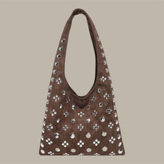 Bolso boho marrón con tachuelas metálicas – 28 × 22 × 2 cm