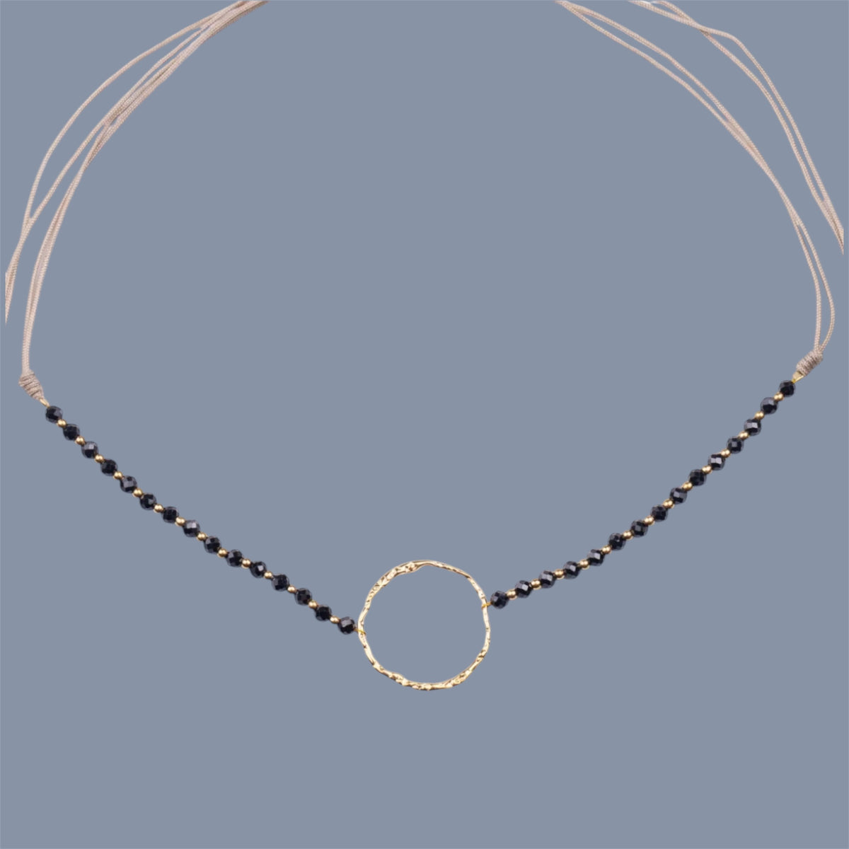 Collar Ágata Negra con Círculo Dorado – Acero Inoxidable y Piedras Naturales