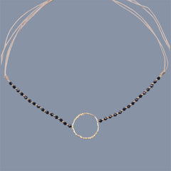 Collar Ágata Negra con Círculo Dorado – Acero Inoxidable y Piedras Naturales