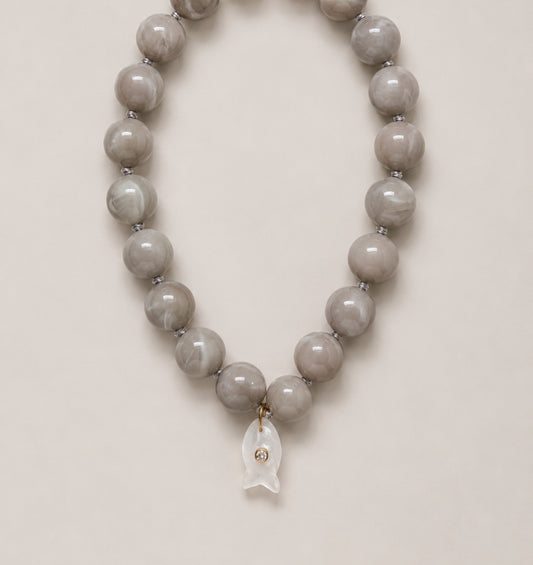 Collar Gris Pez Blanco