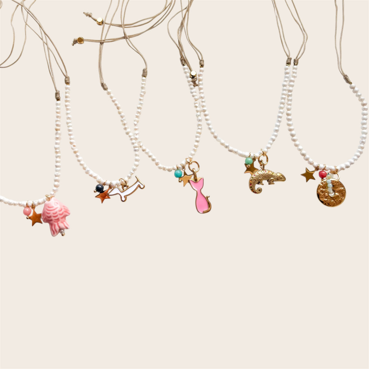 Collar Ajustable de Perlas con Charms