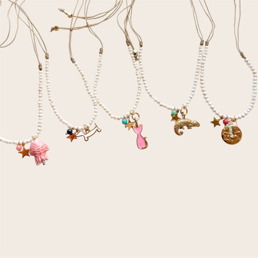 Collar Ajustable de Perlas con Charms