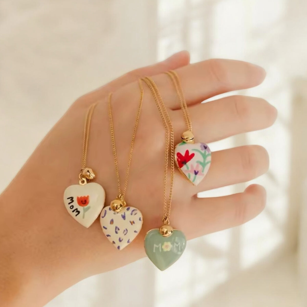 COLLAR “MOM” CORAZÓN CERÁMICA
