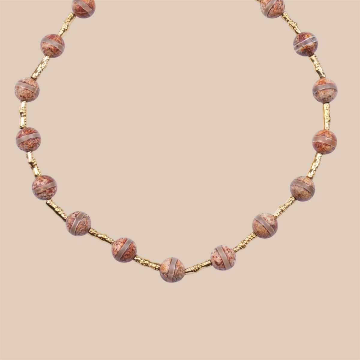 Collar Piedras Naturales Marrón con Detalles Dorados – Acero Inoxidable