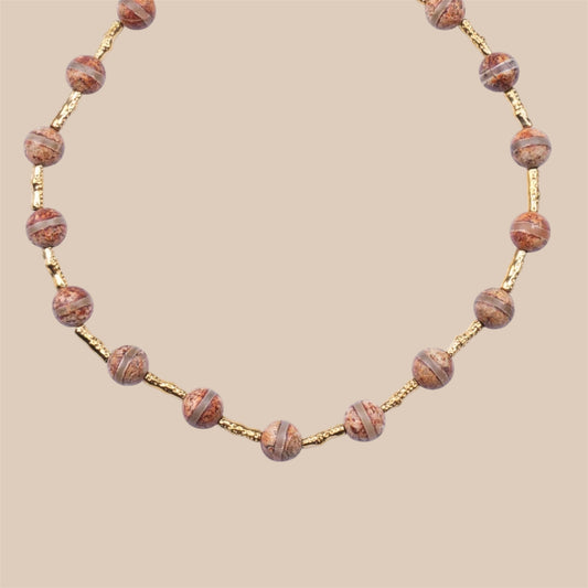 Collar Piedras Naturales Marrón con Detalles Dorados – Acero Inoxidable