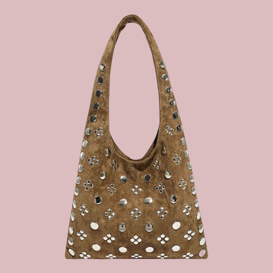 Bolso boho camel con tachuelas metálicas – 28 × 22 × 2 cm