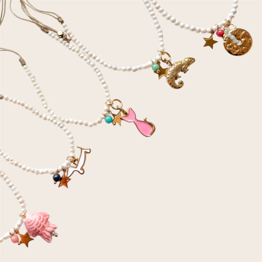 Collar Ajustable de Perlas con Charms